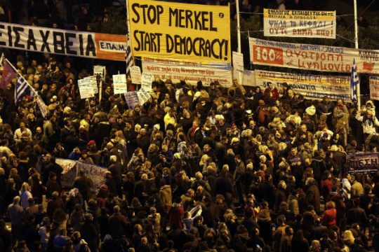 Χιλιάδες πολίτες ζητούν από την κυβέρνηση να μην υποχωρήσει
