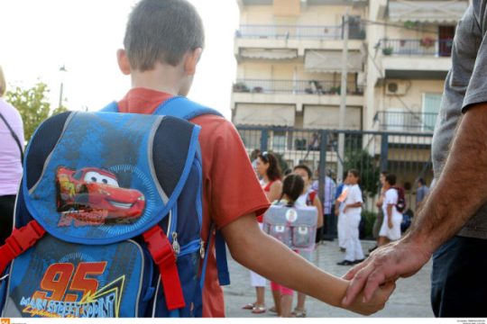 Καρεκλιές για να βλέπει κι η γιαγιά τον έλεγχο!