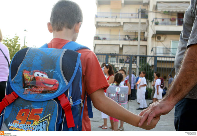 Καρεκλιές για να βλέπει κι η γιαγιά τον έλεγχο!