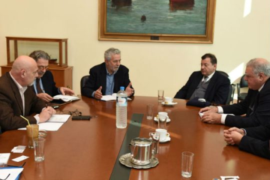 Δρίτσας προς ακτοπλόους: Πληρώστε όλους τους ναυτικούς