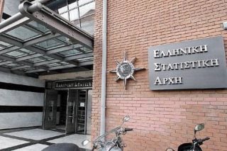 Περισσότεροι Ελληνες στον δρόμο της μετανάστευσης