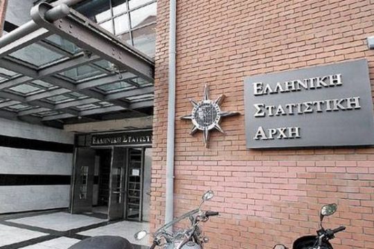 Περισσότεροι Ελληνες στον δρόμο της μετανάστευσης