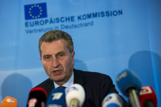 Εφικτή μία συμφωνία μέσα σε οκτώ μέρες βλέπει ο Έτινγκερ