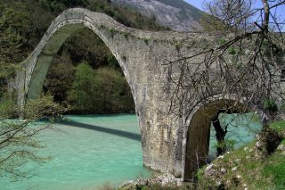 Ο αναστηλωτής της Ακρόπολης στο γεφύρι της Πλάκας