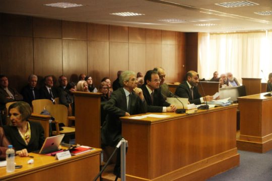 «Αθώος» και ενοχλημένος από τους φωτογράφους ο Παπακωνσταντίνου