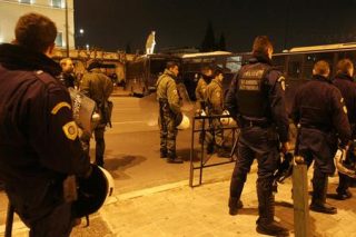 Μπάτσοι – κομμούνια – τροχονόμοι!