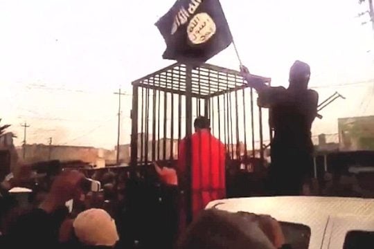 Νέες εικόνες με αιχμαλώτους σε κλουβιά από το Ισλαμικό Κράτος
