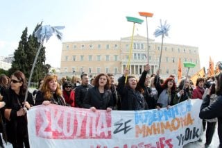 Τα «κόκκινα γάντια» ξαναπιάνουν τις σκούπες