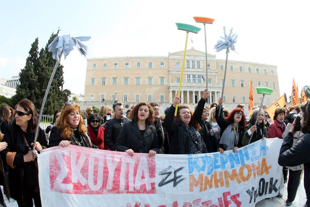 Τα «κόκκινα γάντια» ξαναπιάνουν τις σκούπες