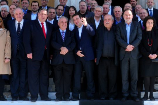 Ψηλαφίζοντας τη νέα κυβέρνηση