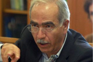 Τον συγκρίνει με τον Βαρουφάκη και ζητάει την παραίτησή του