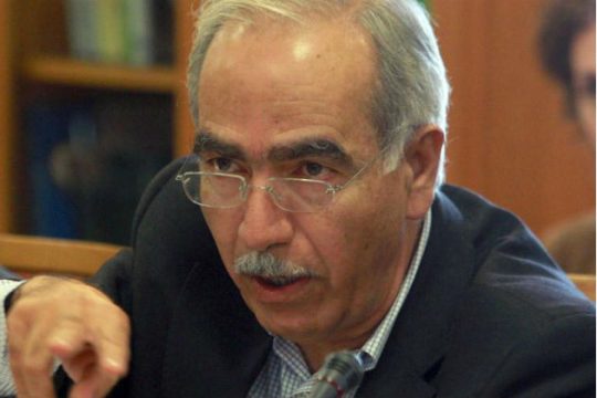 Τον συγκρίνει με τον Βαρουφάκη και ζητάει την παραίτησή του