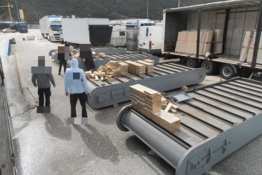 Λαθραία τσιγάρα σε φορτηγό αυτοκίνητο στην Ηγουμενίτσα