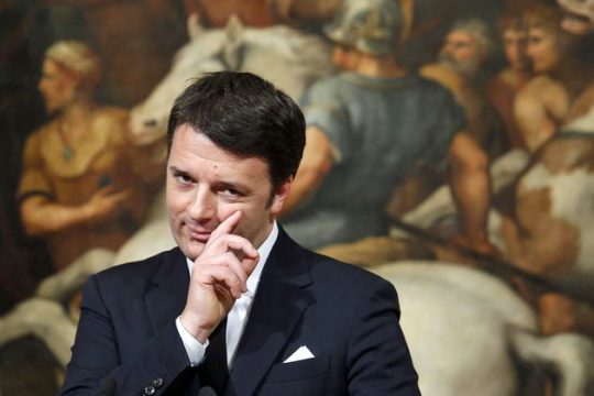 Ο Ρέντσι απελευθερώνει απολύσεις και δίνει επιδόματα
