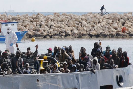 Σε εξέλιξη επιχείρηση διάσωσης εκατοντάδων μεταναστών