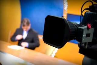 Διαφημίζουν… τις εφημερίδες τους