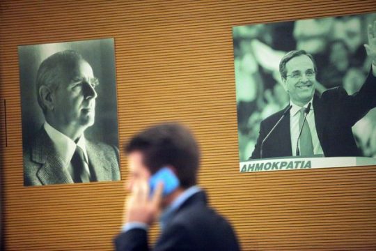 Αντιπολίτευση σε δύο άξονες