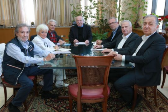 Παραδοσιακά σκάφη το Μάιο στον Πειραιά
