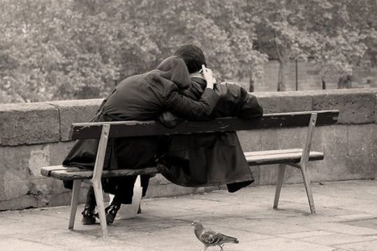Το σανίδι του έρωτα και των αστέγων υπό διωγμόν