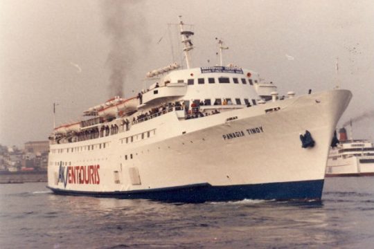 Συνεχίζεται η επίσχεση εργασίας στο πλοίο «Παναγία της Τήνου»