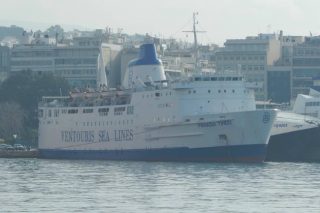 Σε επίσχεση εργασίας οι ναυτικοί του «Παναγία της Τήνου»