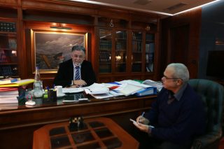 Ανοίγματα στον φράκτη και στην… κοινωνία