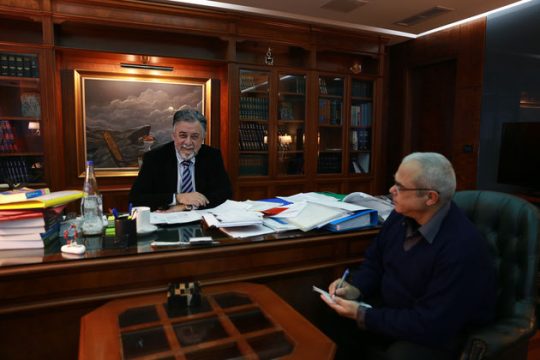 Ανοίγματα στον φράκτη και στην… κοινωνία