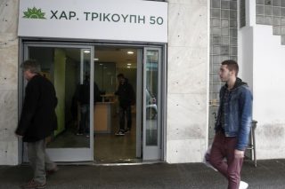 «Βραβείο ασυνέπειας στην κυβέρνηση»