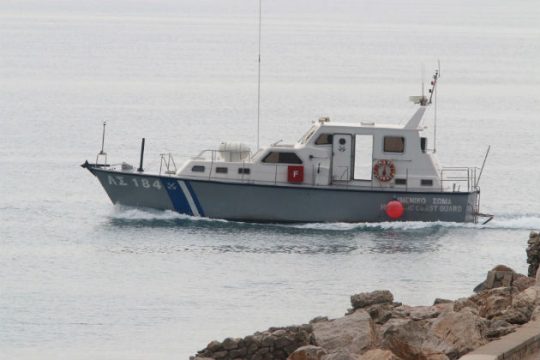 Προσάραξε σε νησίδα περιπολικό του Λιμενικού!