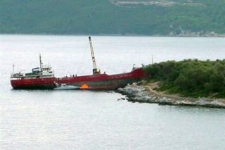 Βυθίστηκε το φορτηγό πλοίο, σώοι οι 6 ναυτικοί