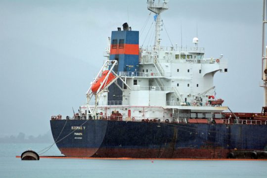 Ενας νεκρός και τρεις τραυματίες σε φορτηγό πλοίο