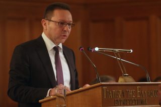Διπλό μήνυμα Στουρνάρα