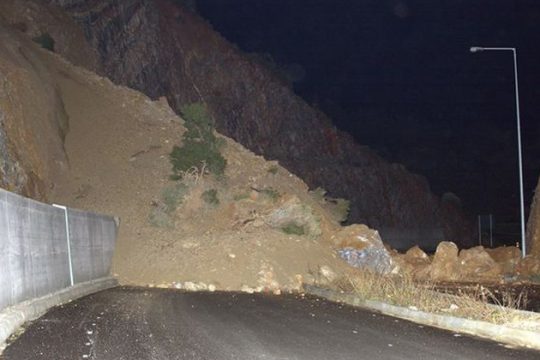 Κατολίσθηση στον περιφερειακό δρόμο της Σάμου