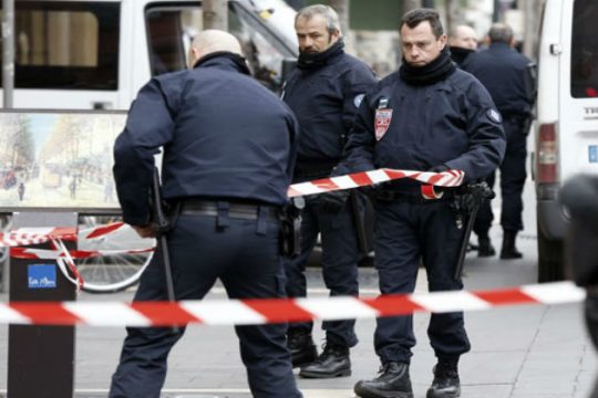 Λήξη συναγερμού στη Γαλλία μετά από επίθεση οπλισμένου άνδρα