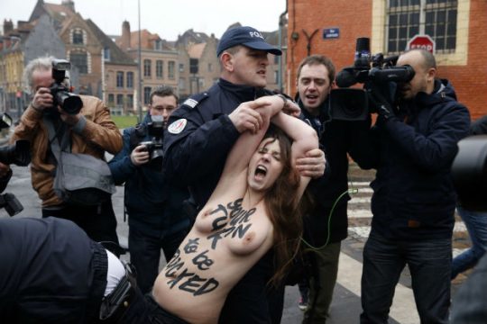 Ακτιβίστριες της Femen… υποδέχτηκαν τον Στρος-Καν (βίντεο)