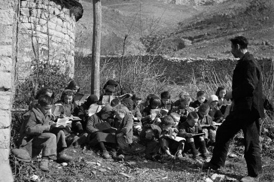 Θρανία στον κατήφορο