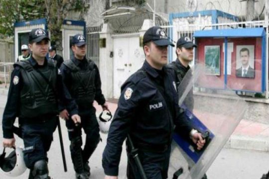 Η νέα αστυνομία συλλαμβάνει την παλιά και ο Ερντογάν τραγουδά (βίντεο)