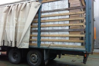 Μεγάλη ποσότητα λαθραίων τσιγάρων σε φορτηγό πλοίο στην Κορώνη