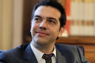 Ο Τσίπρας φόρεσε γραβάτα!