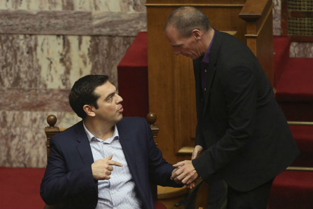 Βγάζει έντοκα για να πληρώσει το ΔΝΤ