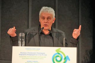 Ζυγίζει τον σχεδιασμό για τα σκουπίδια