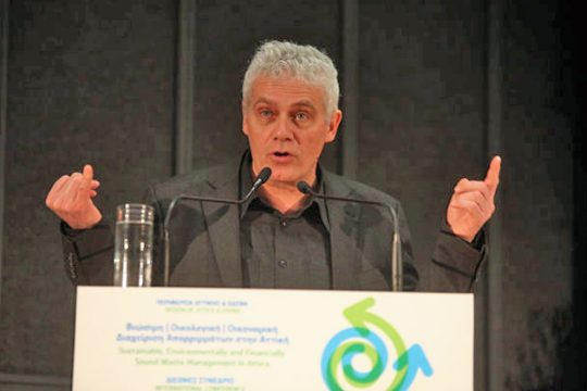 Ζυγίζει τον σχεδιασμό για τα σκουπίδια