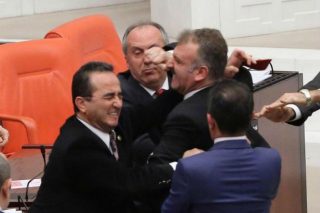 Σφυροκόπημα σε… βουλευτές στην Τουρκία