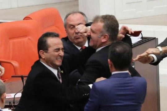 Σφυροκόπημα σε… βουλευτές στην Τουρκία