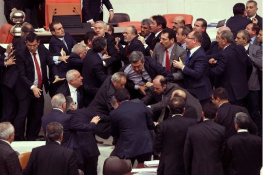 Πεδίο μάχης το τουρκικό κοινοβούλιο