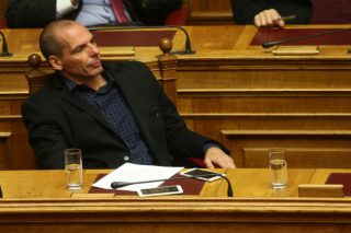 «Είτε υπογράφετε, είτε… (αποσιωπητικά)»