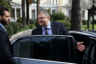«Η κυβέρνηση γράφει με τα χέρια της το νέο μνημόνιο»