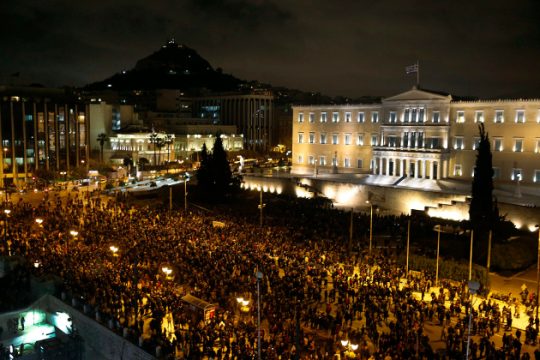 Οι πλατείες στέλνουν ηχηρό μήνυμα αντίστασης