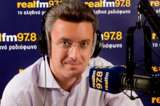 Bγήκαν τα μαχαίρια στη …γαλάζια πολυκατοικία