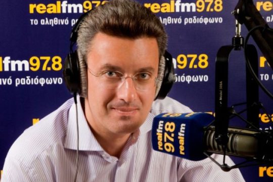 Bγήκαν τα μαχαίρια στη …γαλάζια πολυκατοικία